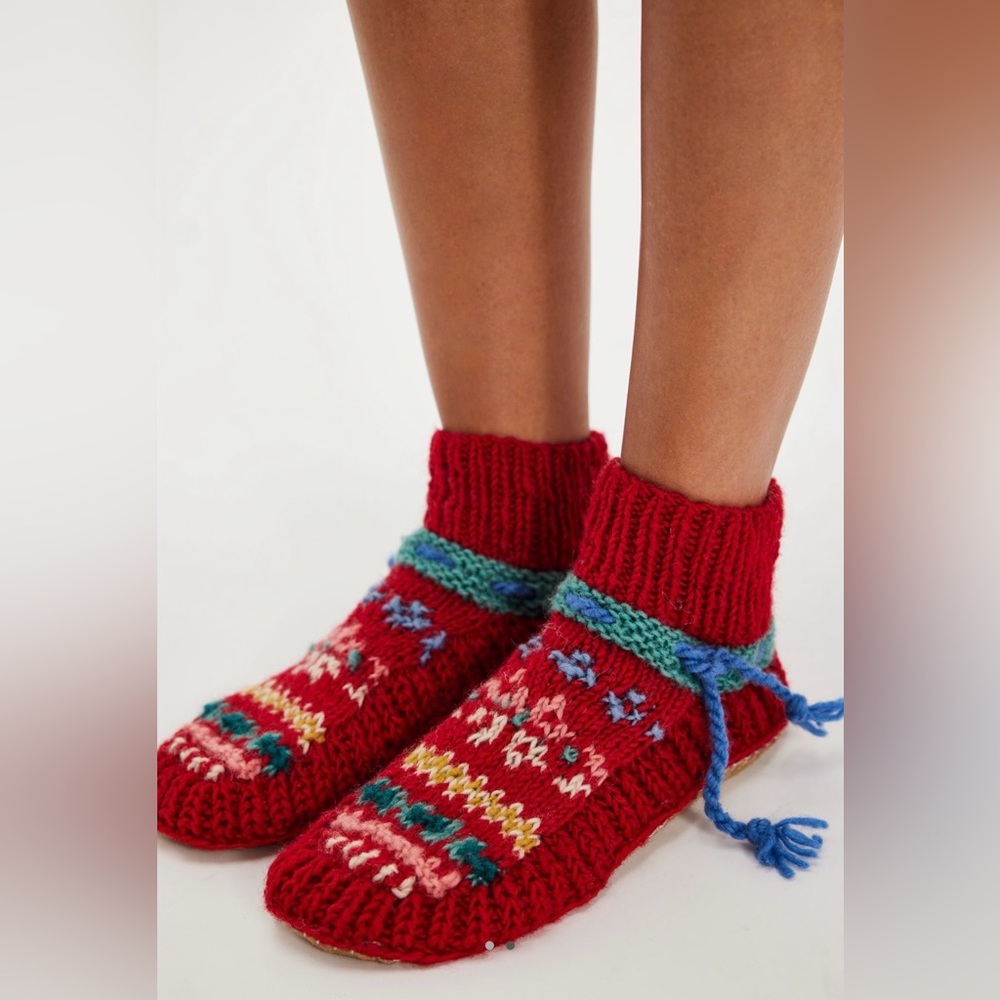 NWT Free People L/XL French Knot Frosty Friends Slipper Socks in Red Fairile New